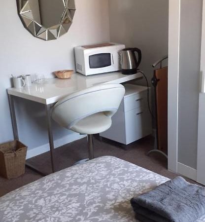 Constantine Court Homestay เชพตันมัลเล็ต ภายนอก รูปภาพ